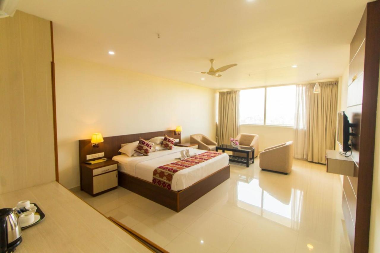 Miracle Residency Hotel Kizhake Chalakudi Exterior photo