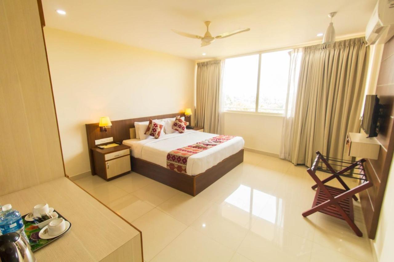 Miracle Residency Hotel Kizhake Chalakudi Exterior photo