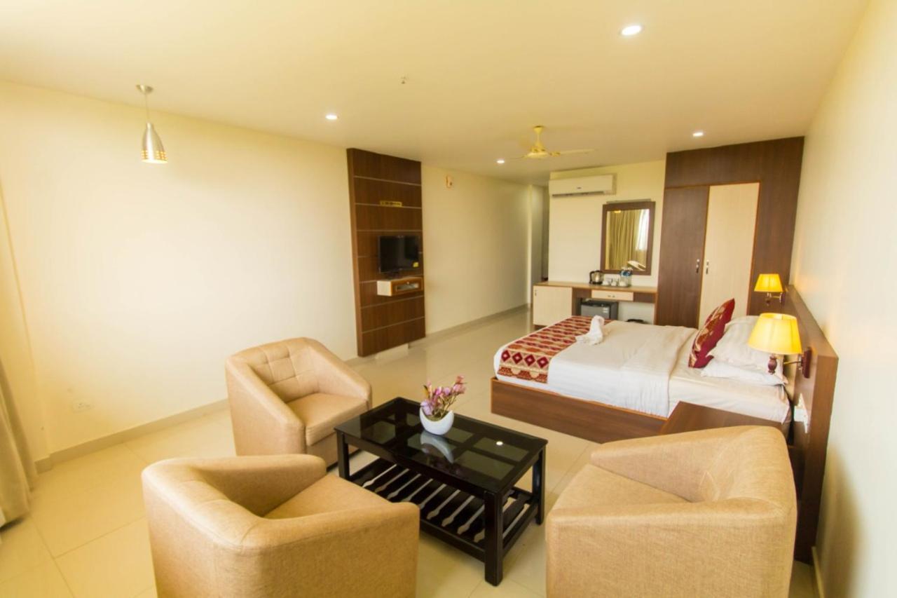 Miracle Residency Hotel Kizhake Chalakudi Exterior photo