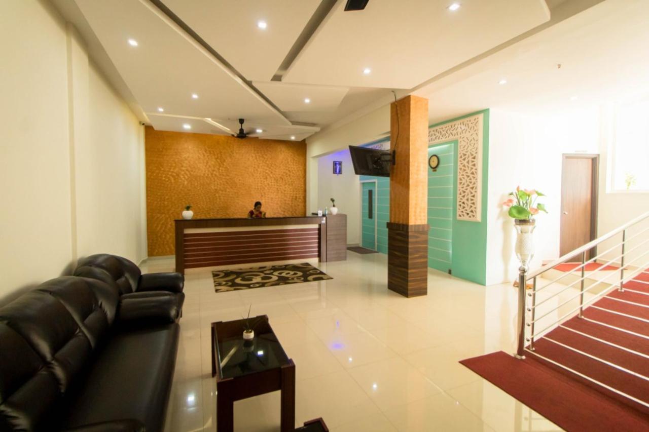 Miracle Residency Hotel Kizhake Chalakudi Exterior photo