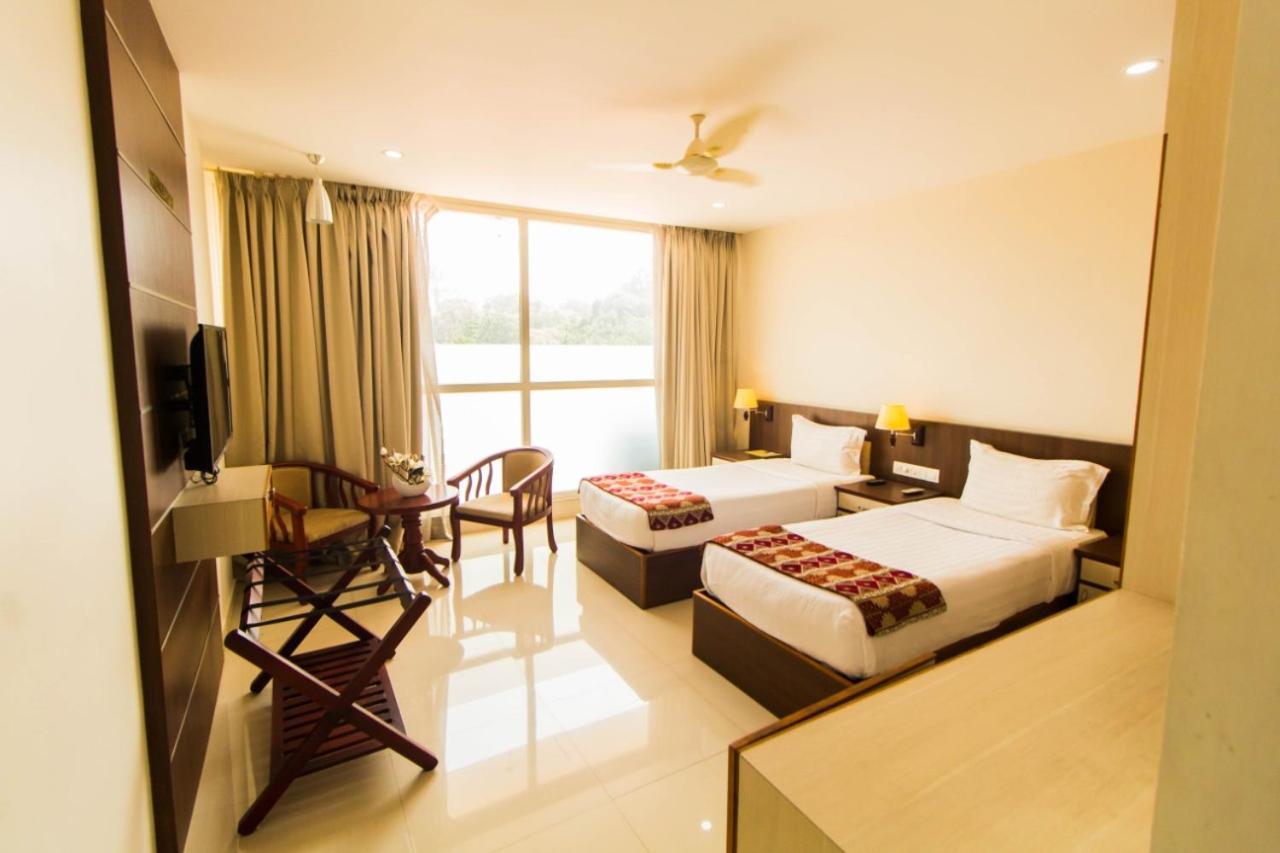 Miracle Residency Hotel Kizhake Chalakudi Exterior photo